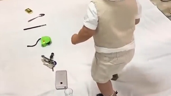 外国小朋友抓周，最后竟然抓了个……