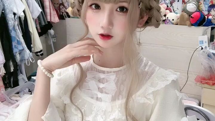 克制自己想打招呼的冲动....