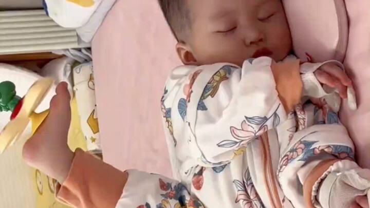 Sepuluh tahun berlatih yoga, hasilnya masih kalah dari bayi yang pakai popok dalam melakukan split