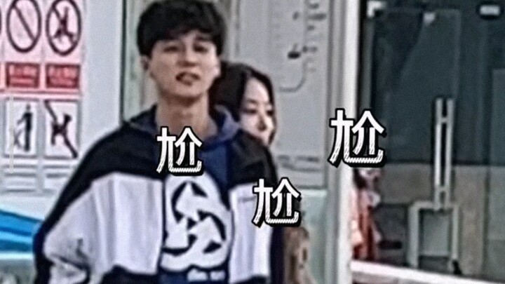 Đây chính là người xã giao giỏi sao, chỉ cần tôi không ngại ngùng thì người ngại ngùng chính là ngườ