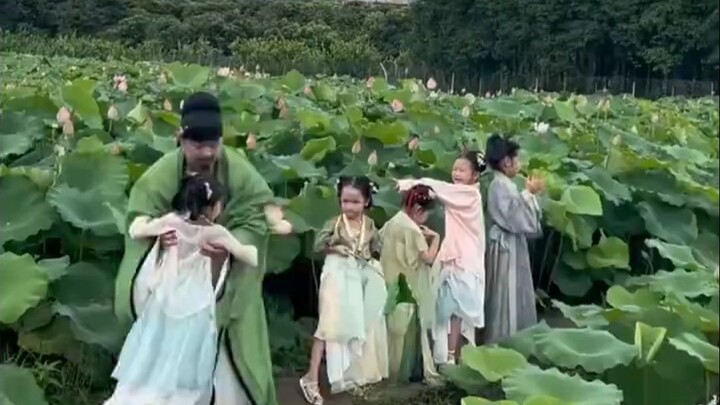 Semakin banyak bayi imut yang mengenakan Hanfu: Kebangkitan budaya harus dimulai sejak usia dini.