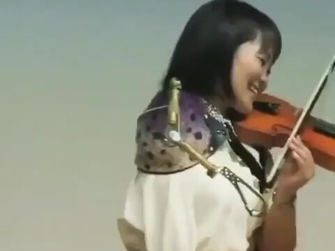 مع إعاقة جسدية ولكن بإرادة قوية، ومليء بالفن...