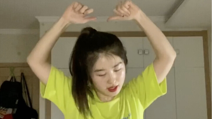Cô ấy ở đây! Cô ấy ở đây để đá nó! ! !