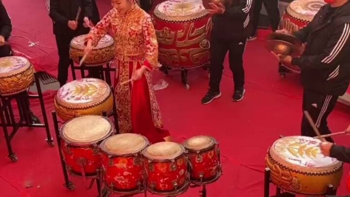 Con bé này quên mất hôm nay là ngày cưới của mình