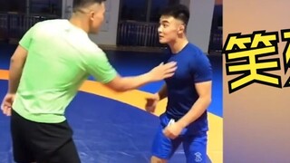 Japanese natural little sister reads "Those self-defense techniques that can kill you in one go, tea