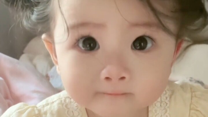 Ai mà có thể từ chối một em bé đáng yêu vừa mới ngủ dậy đã mỉm cười rồi lao ngay vào lòng mẹ cơ chứ!