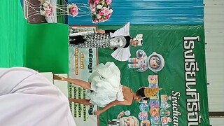 ที่โรงเรียนพี่เค้กมีการจัดงานวันวิทย์ประกวดชุดรีไซเคิล