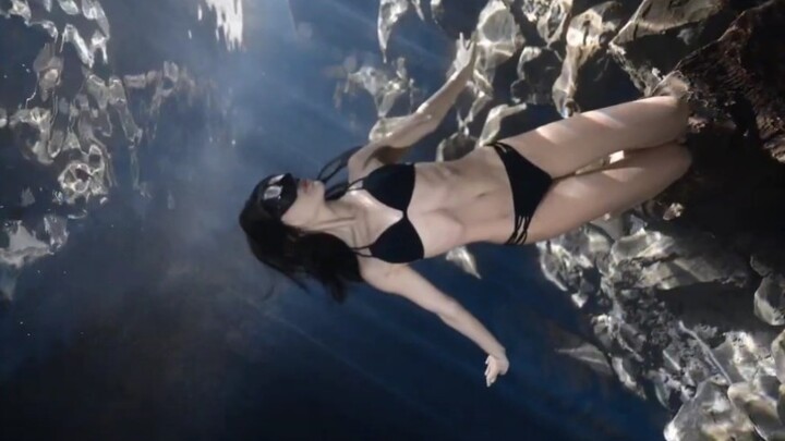 When a beam of light shines into the ocean depths, it dazzles my eyes!