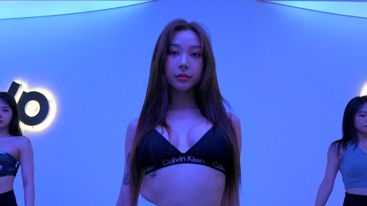 รองเท้าส้นสูง｜กับครูอโฟรไดท์(ชุดสีเทา)