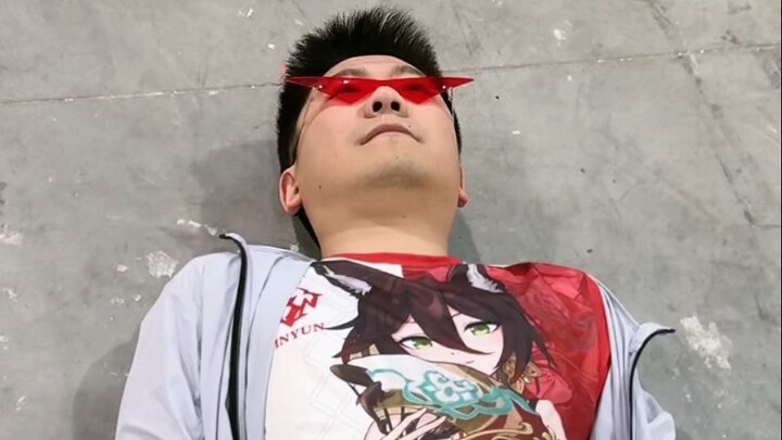 Teman sekamar berusia 30 tahun menolak pergi dari acara komik