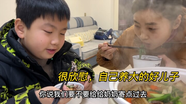 Thịt lợn Tết mẹ tôi mang từ quê lên, con trai còn nghĩ đến việc chia cho bà nội một ít. Thật sự thấy