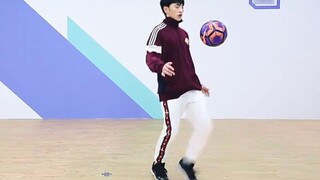 Bạn học của Cai Xukun biểu diễn rap bóng đá ca hát và nhảy múa, tự nhận mình là vận động viên hạng h