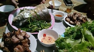 Thịt ba chỉ nướng. Cá trắm hấp hành. Bữa cơm sinh nhật cháu gái