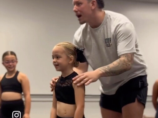 إن عرض المعلم الجيد مهم جدًا. اكتسبت الفتاة الصغيرة ثقةً كبيرةً على الفور.