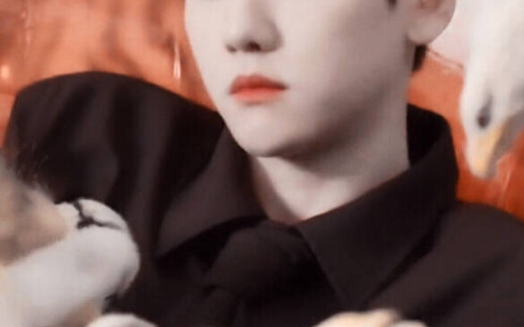 “Nam thần tượng Kpop debut ở Hàn Quốc nhiều năm nhưng luôn bị chỉnh sửa ngày sinh! Luôn mãi ở độ tuổ