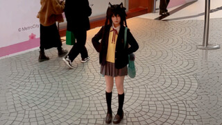 Khi bạn quên nắm tay cô bạn gái cosplayer của mình khi bước vào thang máy