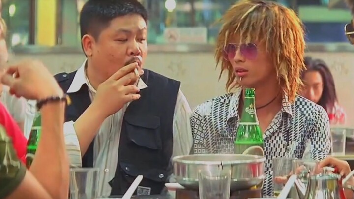 Aturan bertahan hidup harus diingat: makan hot pot sambil bersandar di dinding dan kenakan helm saat