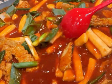 South Korea’s most popular tteokbokki, topped with Korean chili paste and signature seasonings—so fr