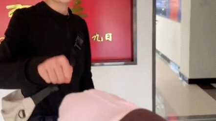 1 يونيو، لويانغ، خنان: ما أروع هذا الحب! في يوم عيد الأطفال، قدّم رجال المرور مفاجأة لزملائهم، وبدت 