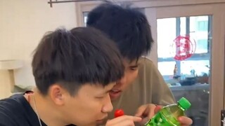 Tadinya aku ingin makan Amway diam-diam, tapi dia kena tulangku. Aku sudah tidak tahan lagi.