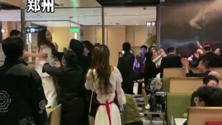 تعيش هايديلاو مزيجًا مختلطًا من المشاعر: قتال على اليسار وأغاني عيد الميلاد على اليمين.