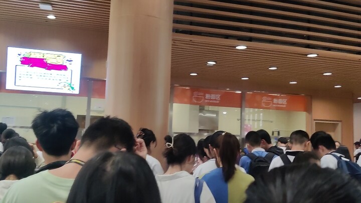 When My Little Pony music played in the Shenzhen High School cafeteria