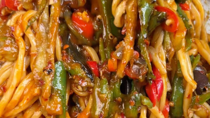 【Incredibly Fragrant and Super Simple! Preserved Egg with Smashed Chilies and Eggplant Noodles】