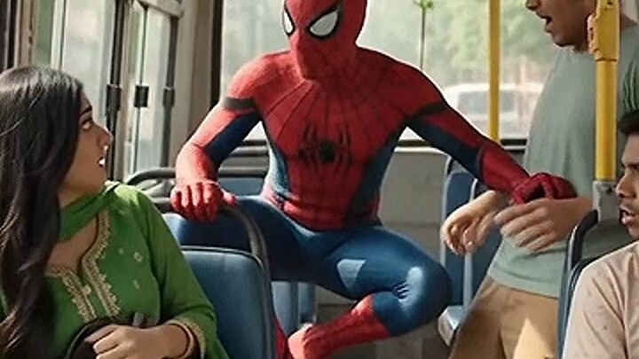 “বিপদে মেয়েটি, হিরো হয়ে এলো স্পাইডার-ম্যান!” 🚌🔥