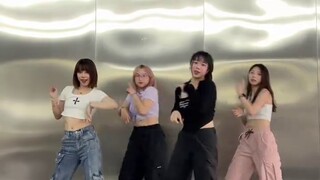 Suỵt cover dance/ Hôm nay niềm hạnh phúc của Xiaobao là được đoàn tụ và khiêu vũ cùng các nữ sinh mà