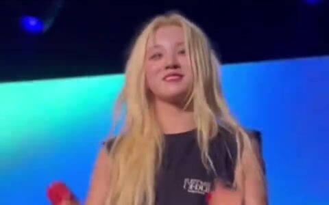 Khi người hâm mộ dưới khán đài muốn chiếc áo thun mà cô đang mặc, Song Yuqi: ???