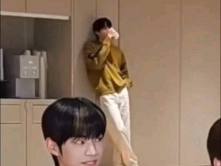 الموظف: سيدي، هل تحتاج إلى كيس تغليف؟ شين وي: لا، لقد تم توضيبه بالفعل.