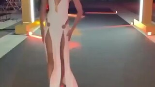 Zendaya đang làm việc, và Zendaya sau khi tan làm, hahaha...