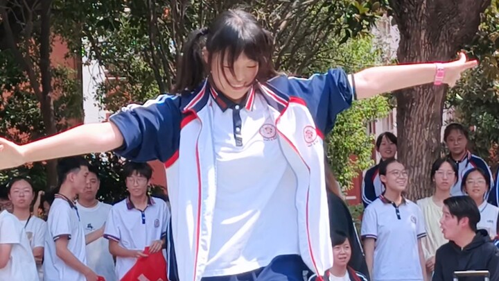 ในงานรับสมัครสมาชิกชมรมของโรงเรียน ฉันได้เต้นเพลง morejumpmore!