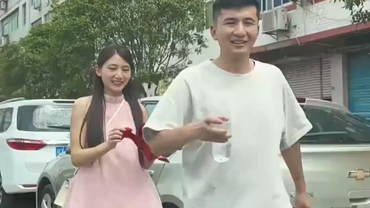 男子车停在路边被当成婚车，车窗被贴上喜字被迫营业，红包都收了必须跑一趟