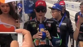 Wang Yibo: The Cool and Handsome Man Who Makes a Water Bottle Look Like a Baby Bottle