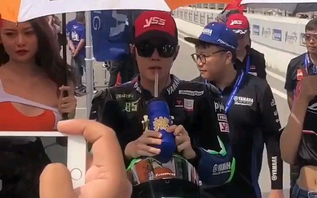 Wang Yibo: The Cool and Handsome Man Who Makes a Water Bottle Look Like a Baby Bottle