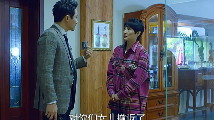 女儿学校被欺负，没想到老爸做法真解气