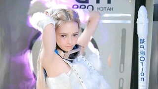 混血美女动感舞蹈，宛如动漫中走出的人物一样！