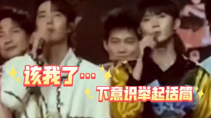 ما جيا تشي رفع الميكروفون تلقائيًا مع وانغ ييبو وبدأ الغناء معه! ثم أخفى الميكروفون على الفور، لقد ض