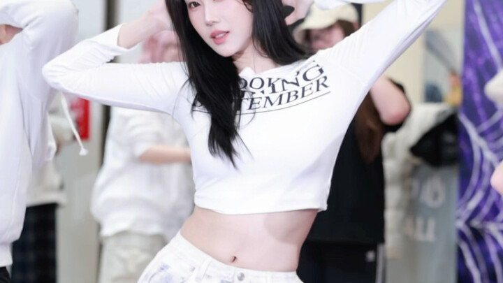 Salah satu komedian yang berimprovisasi dengan delapan gerakan palsu dalam sekejap