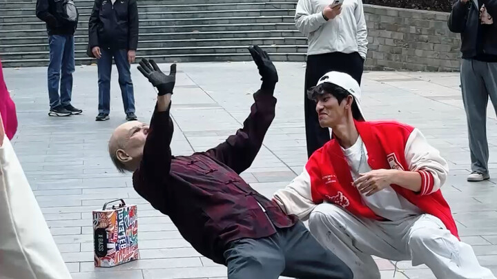 เกิดอารมณ์อยากไปแข่งเต้นกับคุณลุงในสวนสาธารณะ แต่ไม่คาดคิดว่าคุณลุงจะ…