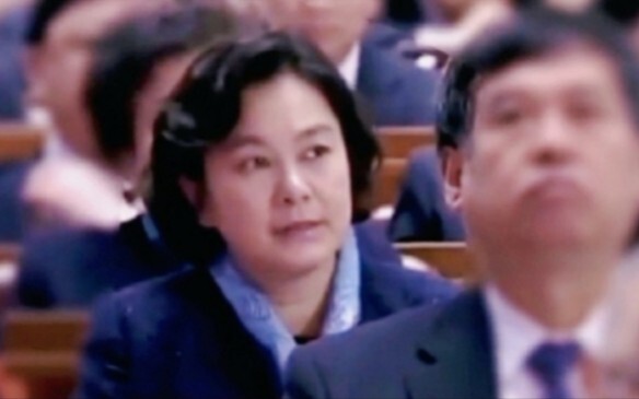 เธอดูเหมือนดอกไม้ที่เบ่งบานท่ามกลางแสงแดดอันร้อนแรง สง่างามและภูมิฐาน นุ่มนวลแต่แฝงด้วยความแข็งแกร่ง