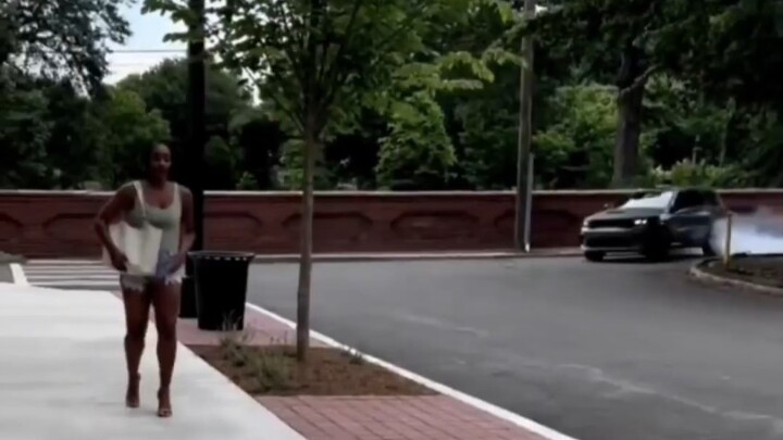 كيف سيكون وقاحة الفتى الأمريكي عندما يقود سيارة SRT؟