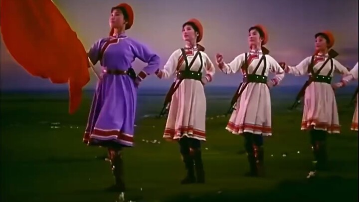 تتنافس الزهور في الجمال – مقتطف من الرقص والغناء «المقاتلة النسائية في السهوب»