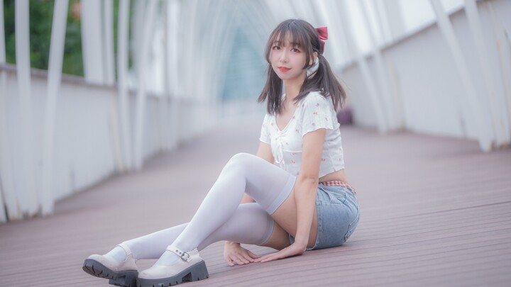 Pick up my call already! ♥ Sweet girl calling, bouncing and skipping—RingRingRing [Bulbous Under-Eye