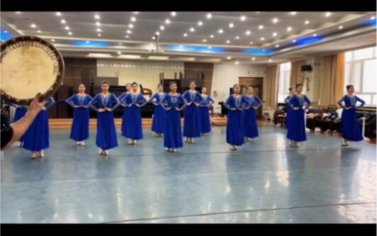 《维吾尔族舞蹈基本步法》