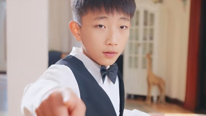 เด็กชายเพิ่งเต้นรำอยู่ที่บ้าน
