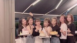 Happy birthday chị yêu.. chúc c luôn xinh đẹp và kiếm được nhiều xiền 😙😙😝😝