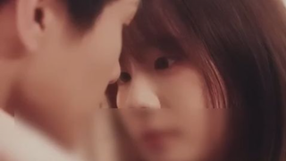 Bos mafia menolak semua wanita kaya,tapi jatuh cinta pada gadis 18 tahun