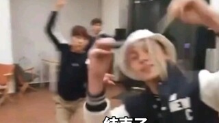 Woo Seok-wan and Lee Seok-min (feat. Choi Han-sol) perform an early impromptu rendition of "The Litt